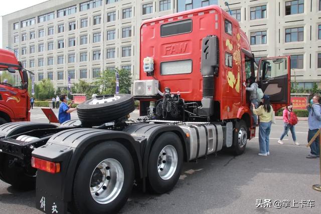 带卫生间的重卡见过吗 解放JH6 6×4平头牵引车 还有索尼高清电视
