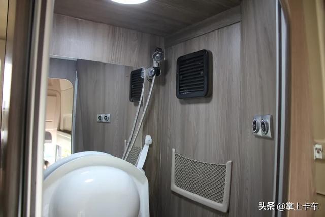 带卫生间的重卡见过吗 解放JH6 6×4平头牵引车 还有索尼高清电视