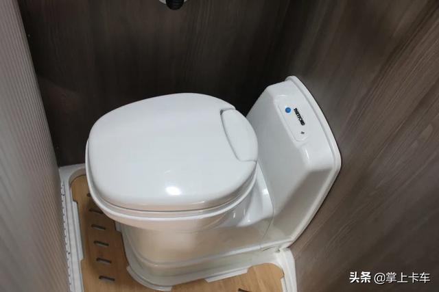 带卫生间的重卡见过吗 解放JH6 6×4平头牵引车 还有索尼高清电视