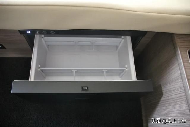 带卫生间的重卡见过吗 解放JH6 6×4平头牵引车 还有索尼高清电视