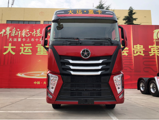 大运重卡旗舰车型V9到底有多高端？标配平地板、车载冰箱还有平板电视