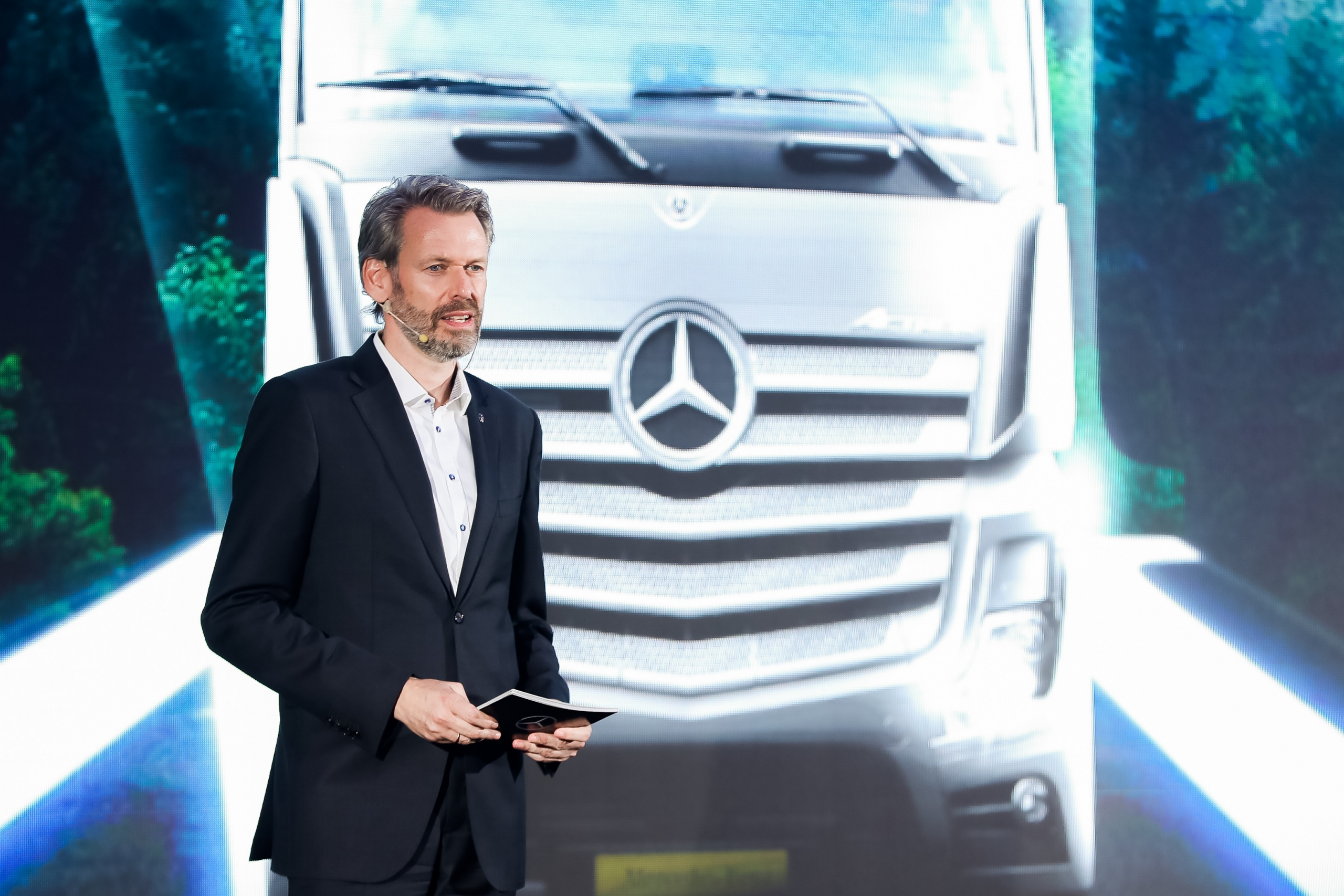 戴姆勒卡车旗下梅赛德斯-奔驰新阿克托斯（Actros）国六产品正式亮相，进一步提升在华一站式服务能力