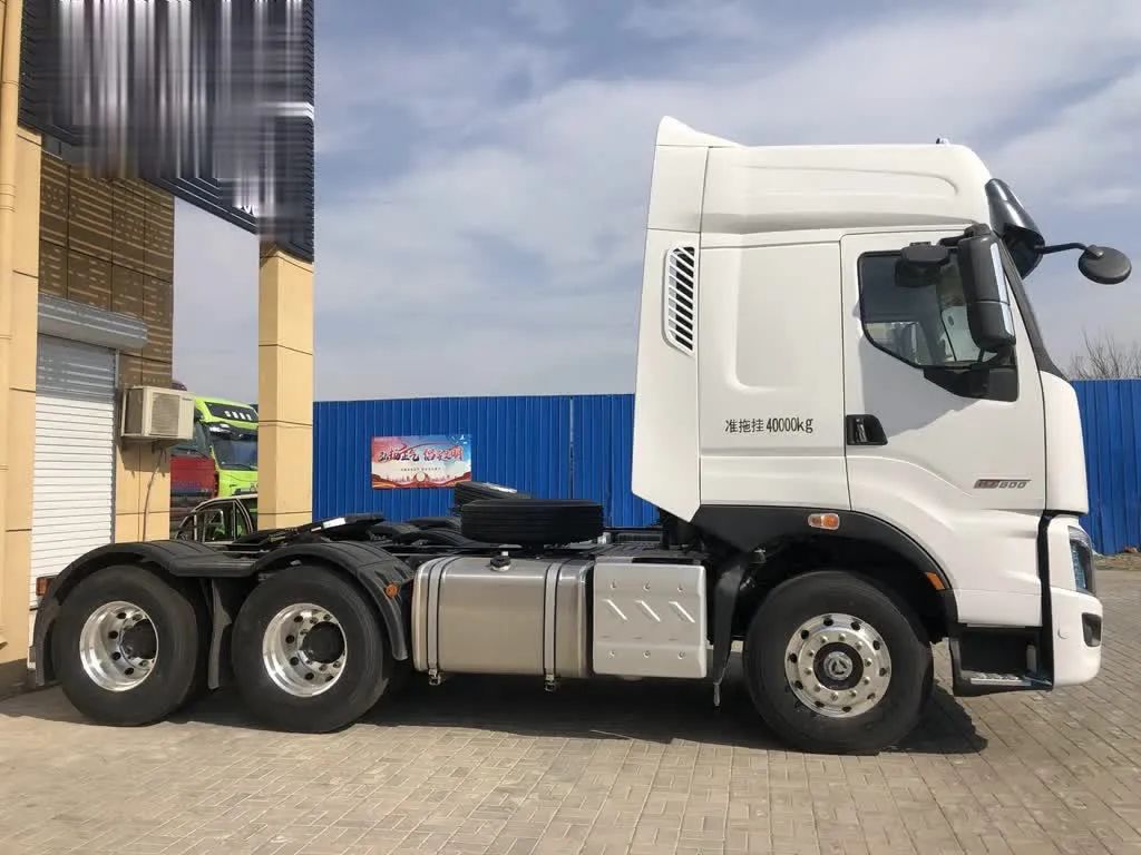 乘龙H7 3.0陆航版牵引车！600马力+AMT+1.2米卧铺 跑快递 绿通都能行