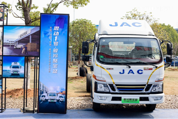 续航超1000公里的绿牌自动挡轻卡，混动1号·骏铃聚宝盆全球上市