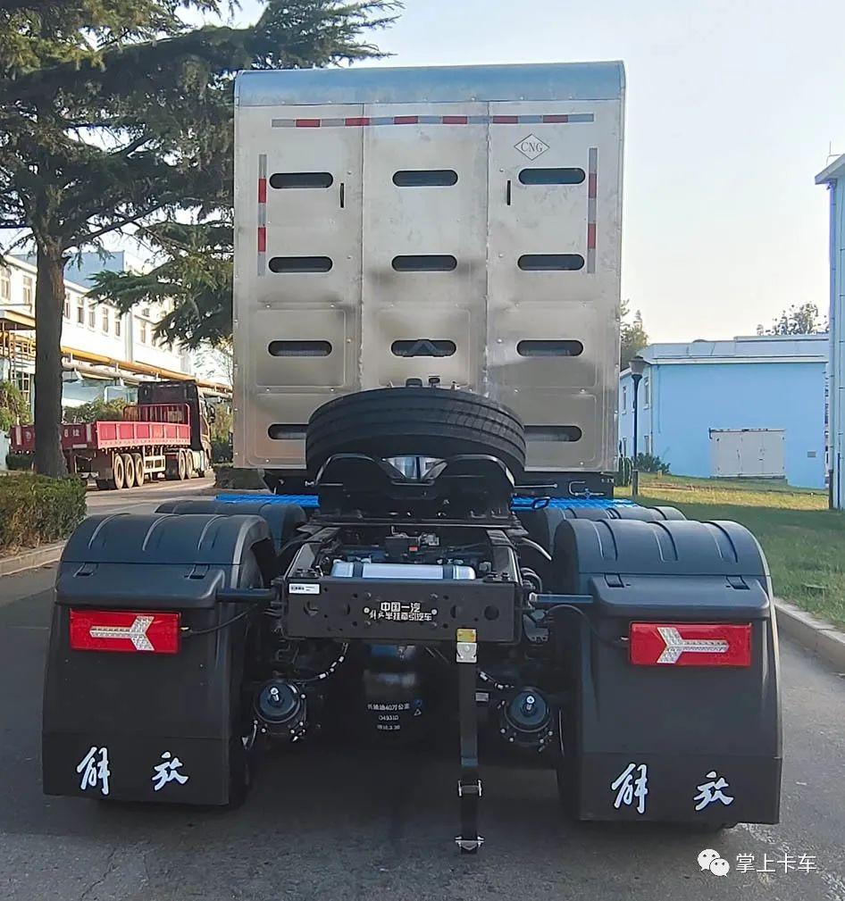 最大580马力！一汽解放鹰途2款重卡新车亮相