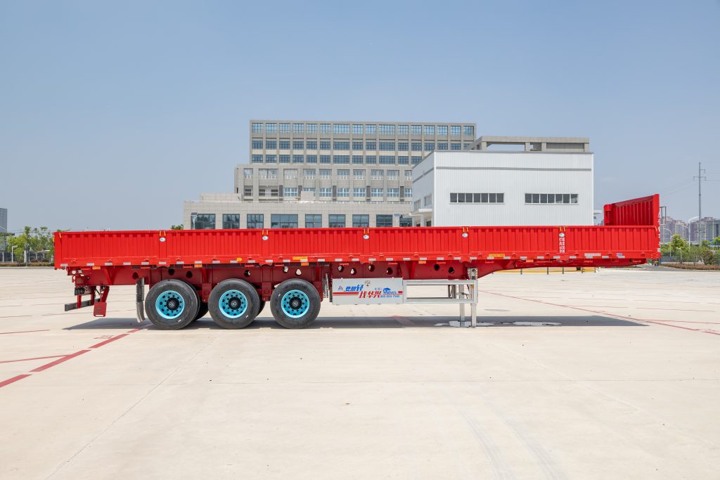 华兴车辆正式发布第七代4.98吨13米侧翻自卸半挂车